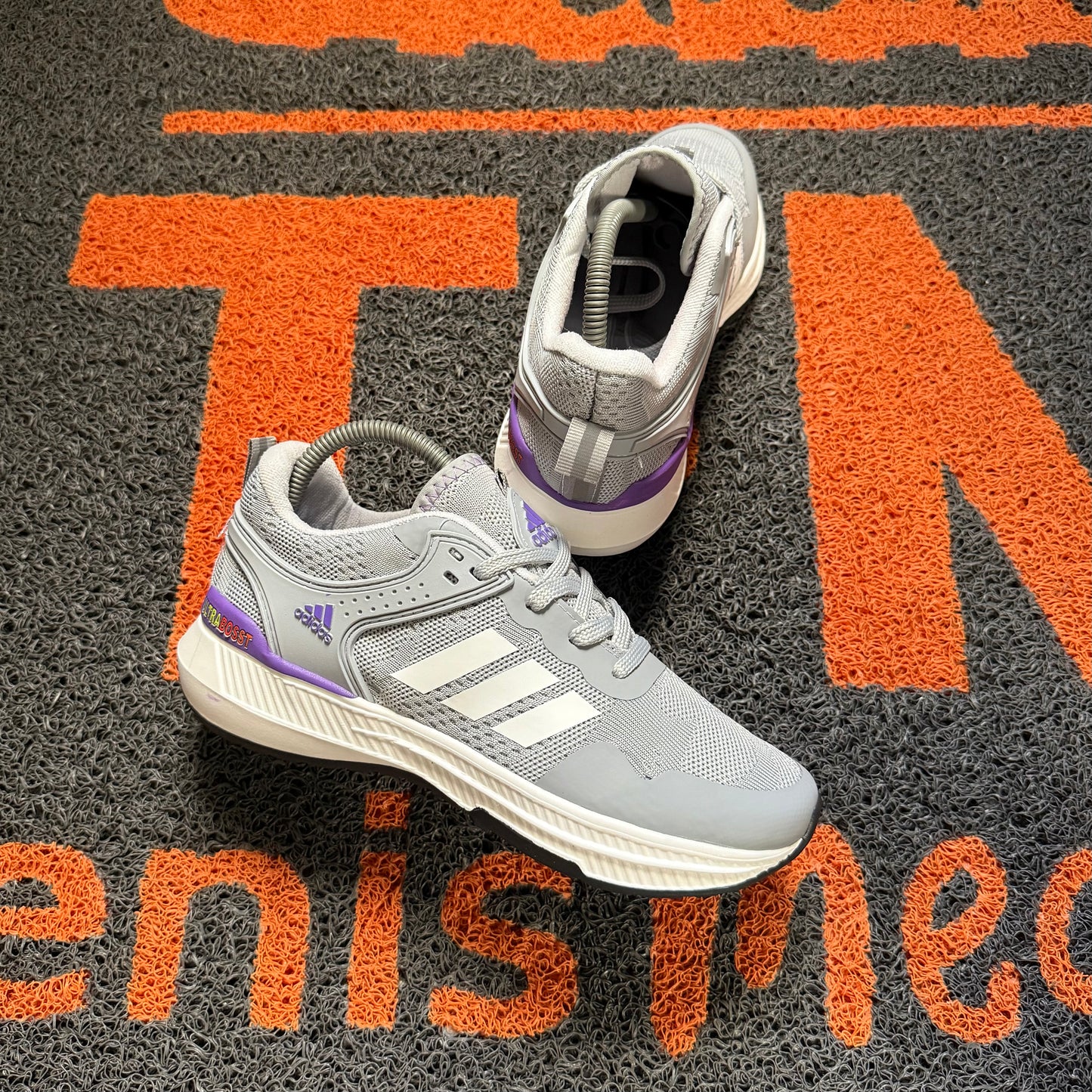 ADIDAS ULTRABOOST GRIS X MORADO