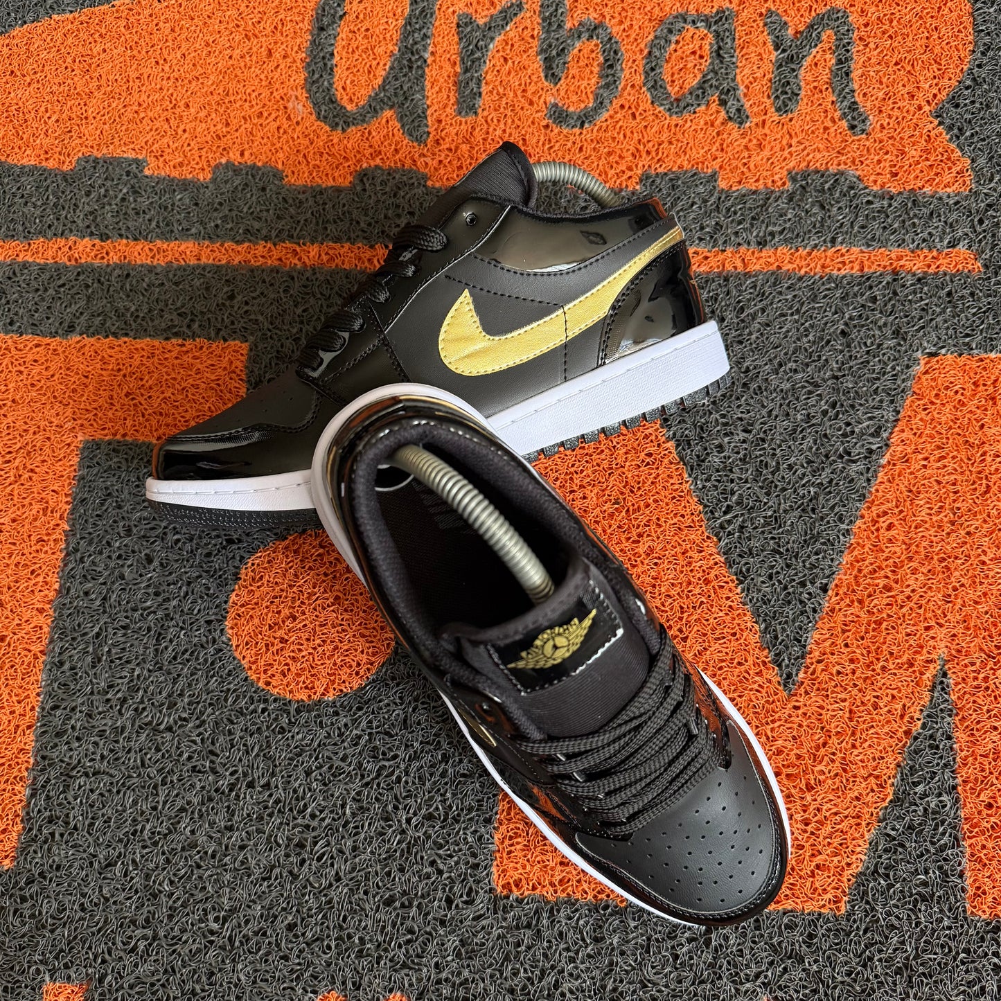 JORDAN RETRO 1 NEGRO X DORADO