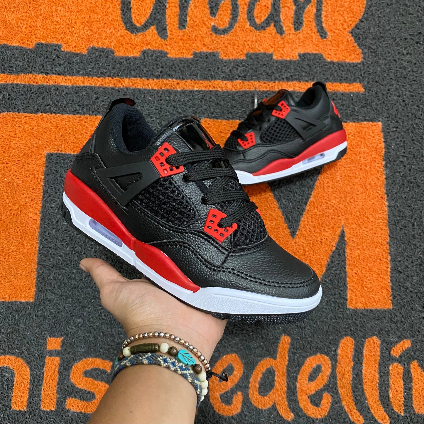SALDO NIÑO RETRO 4 NEGRO ROJO