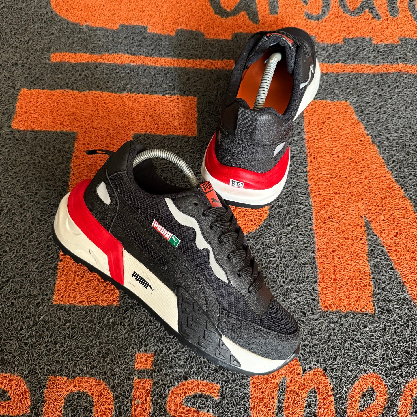PUMA FUTURE NEGRO X ROJO