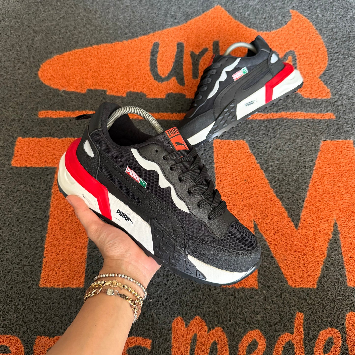 PUMA FUTURE NEGRO X ROJO