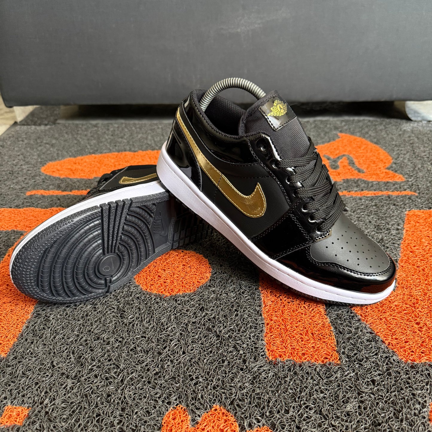 JORDAN RETRO 1 NEGRO X DORADO