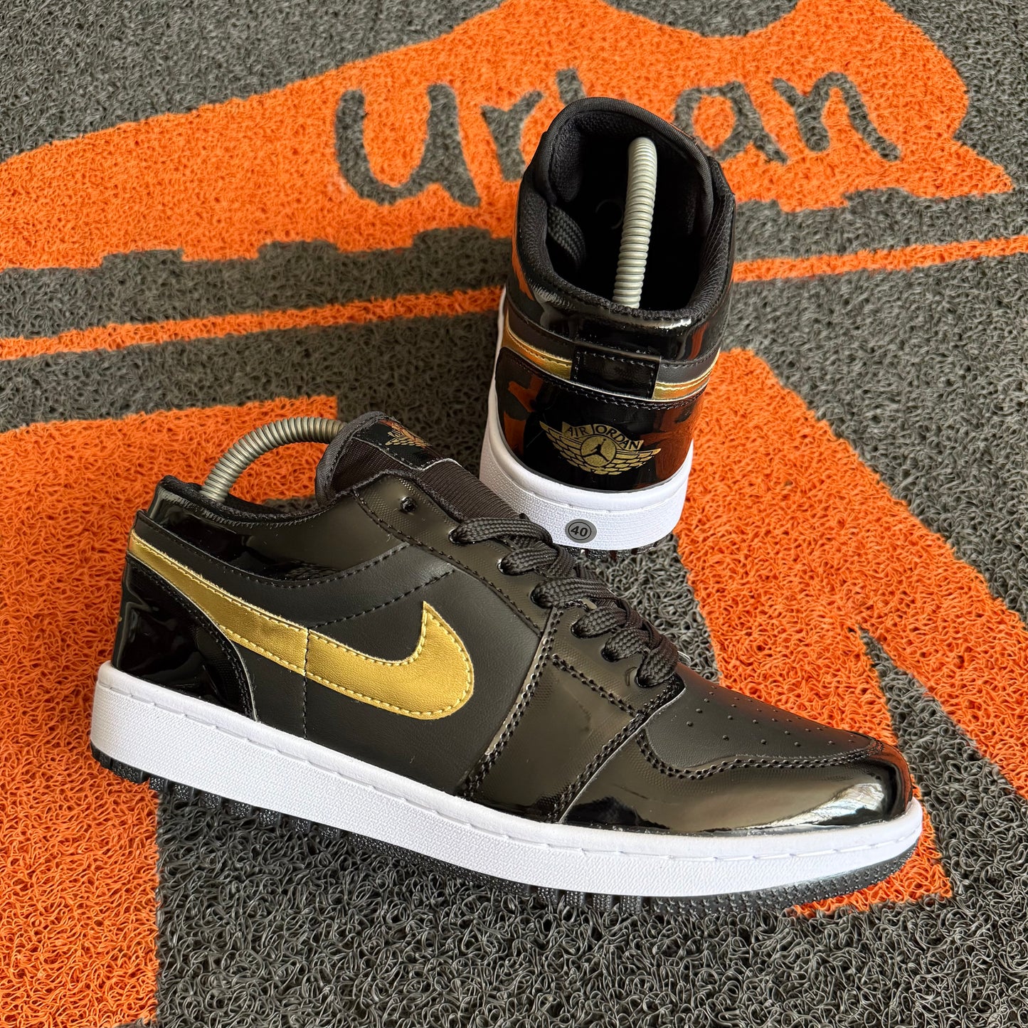 JORDAN RETRO 1 NEGRO X DORADO