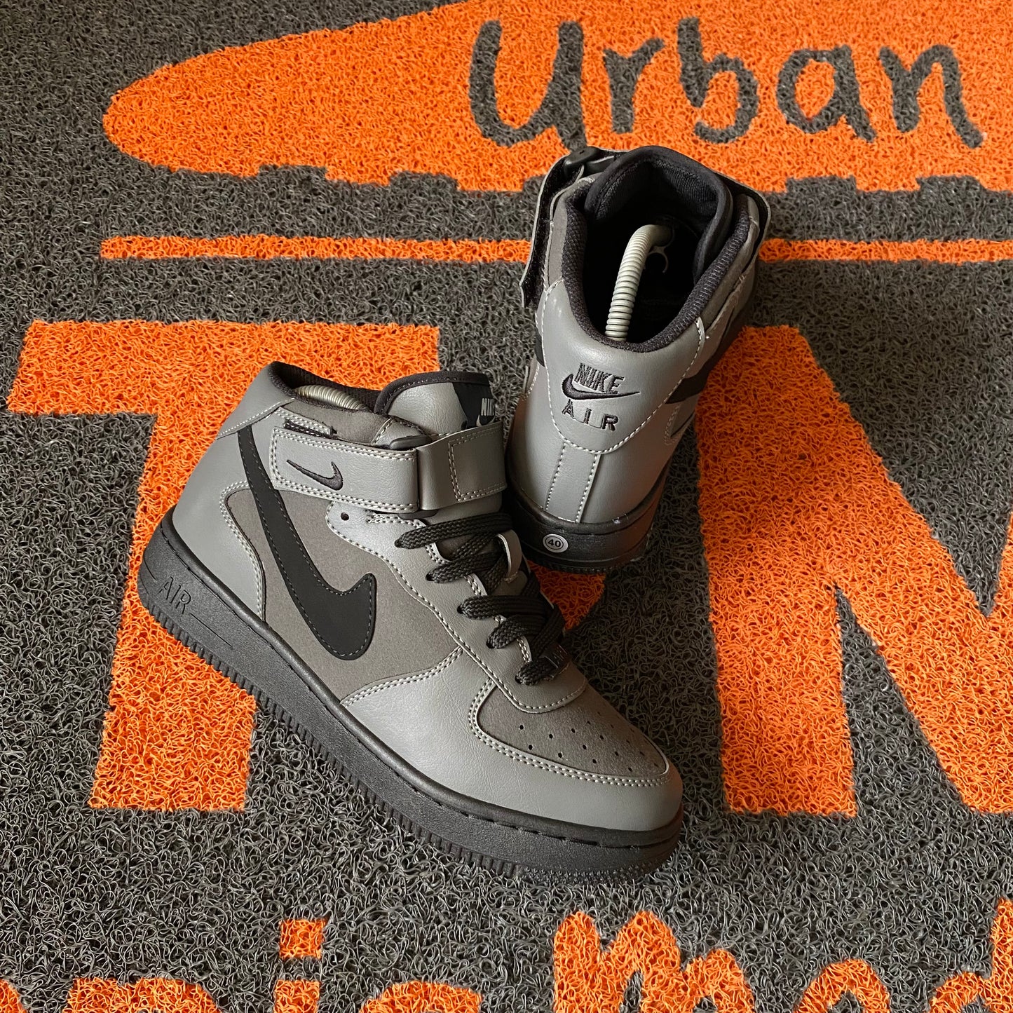 BOTA AF1 GRIS X NEGRO