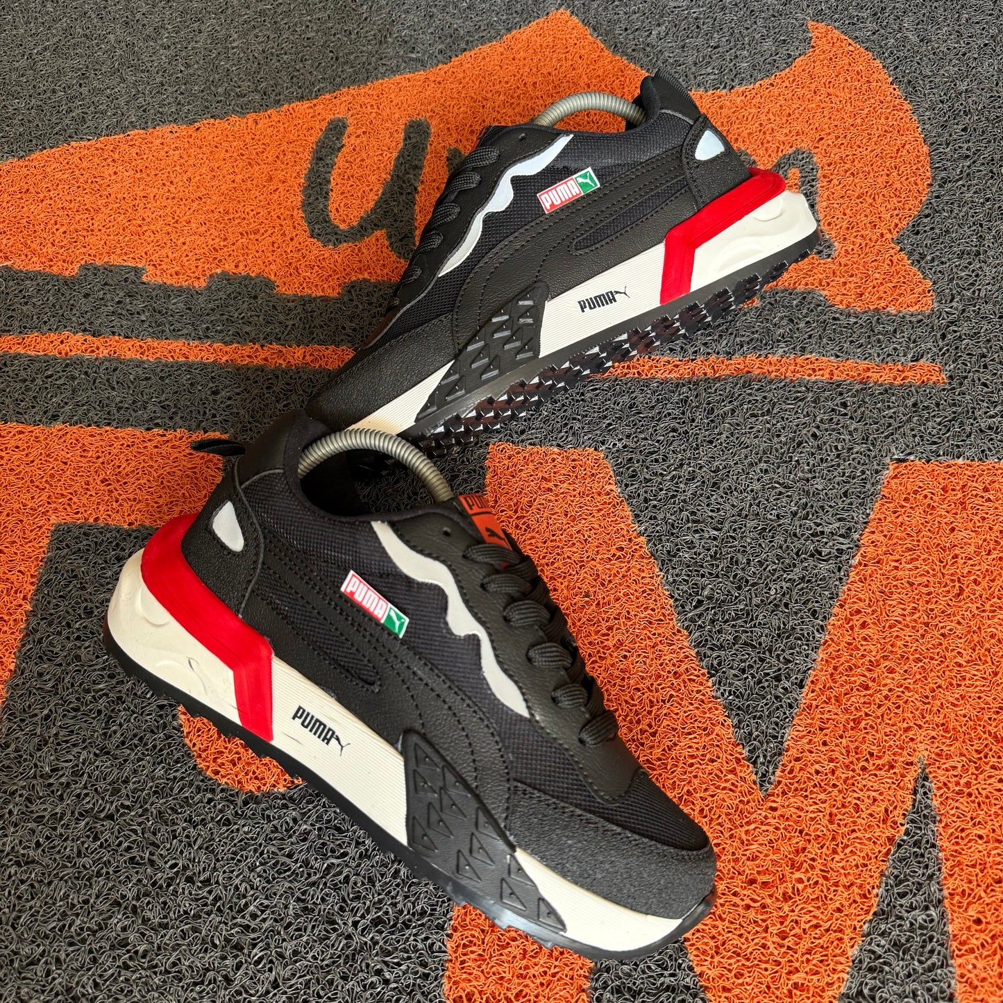 PUMA FUTURE NEGRO X ROJO