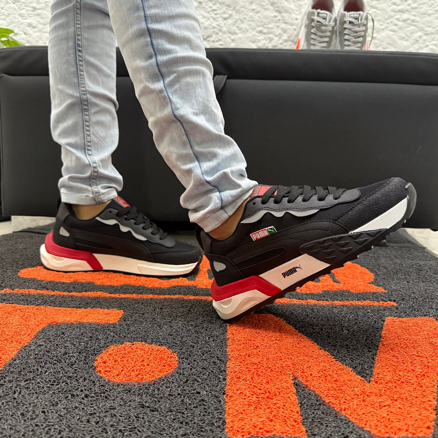 PUMA FUTURE NEGRO X ROJO