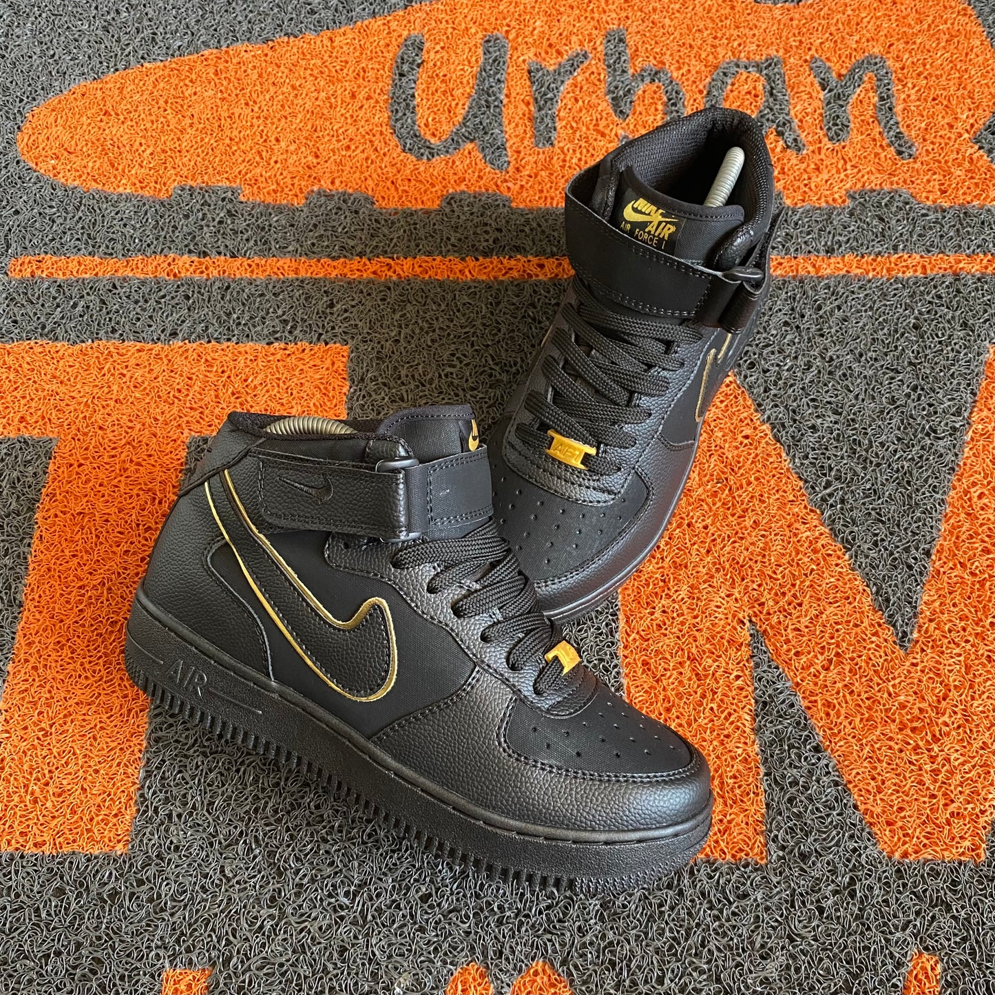 BOTA AF1 NEGRO X DORADO