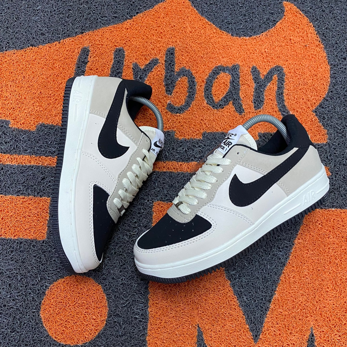 AF1 BEIGE X NEGRO