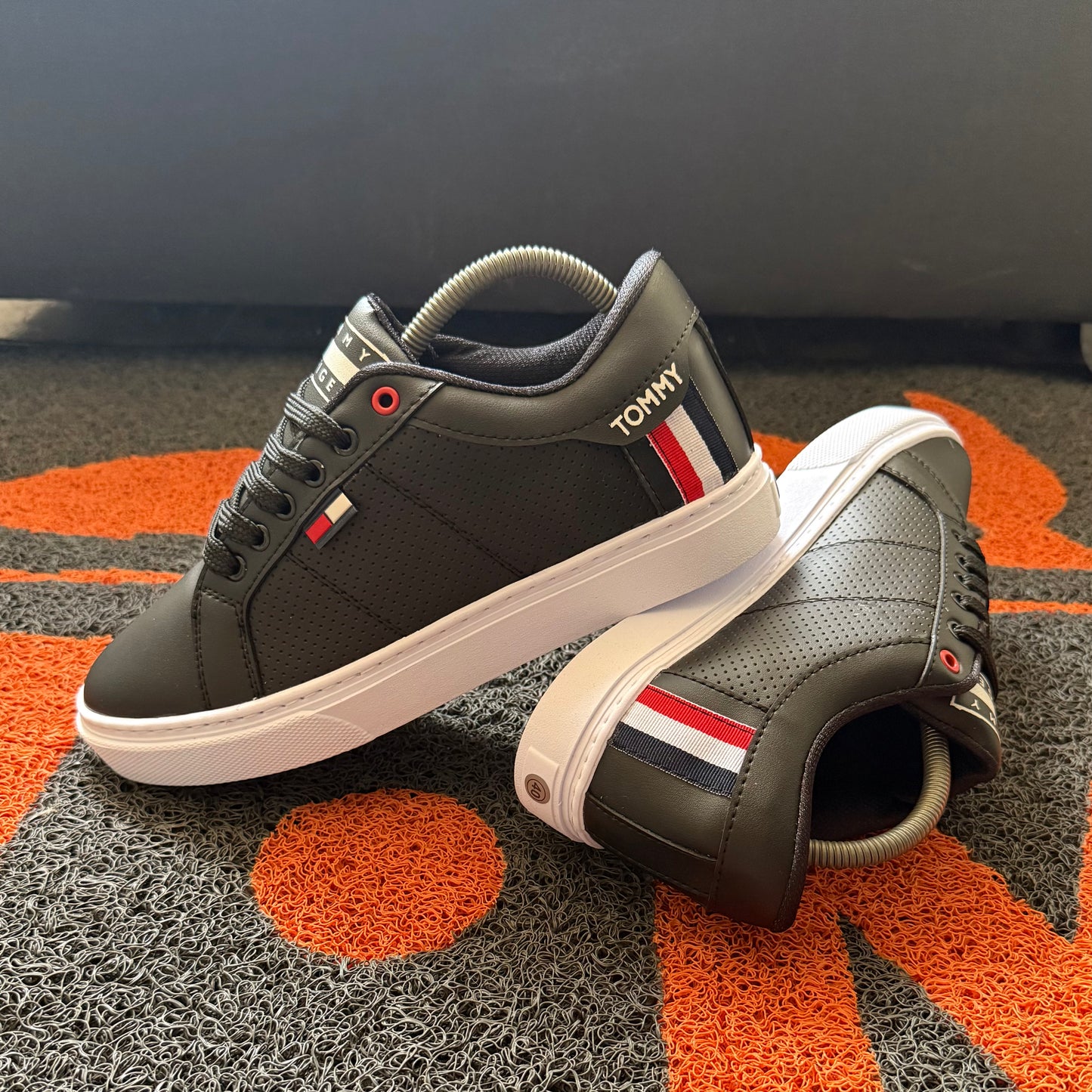 TOMMY NEGRO SUELA BLANCA