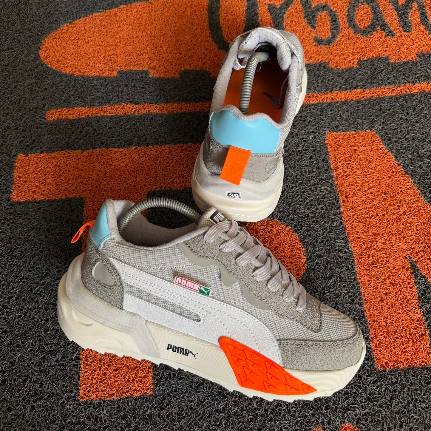 PUMA FUTURE GRIS X NARANJA