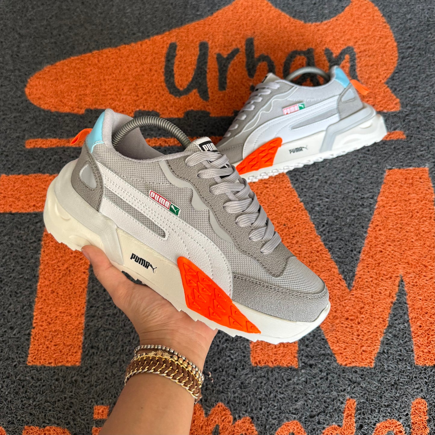 PUMA FUTURE GRIS X NARANJA