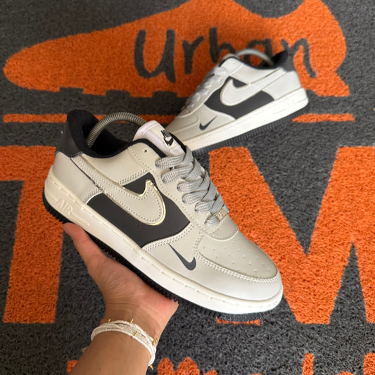 AF1 GRIS X NEGRO HUELLA NEGRA