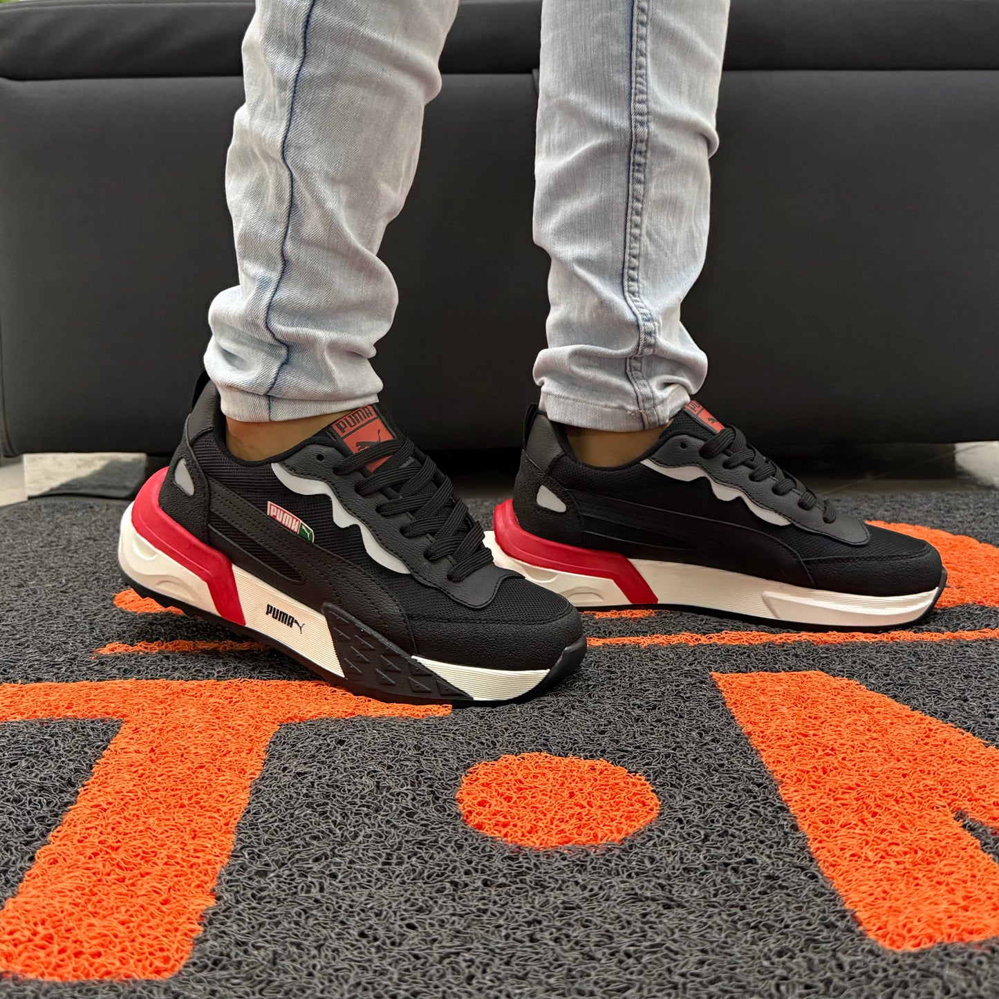 PUMA FUTURE NEGRO X ROJO