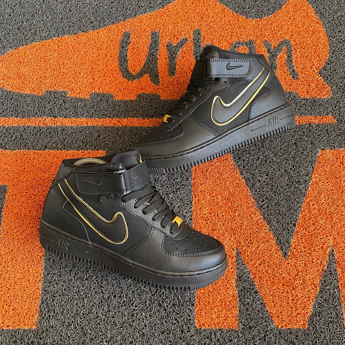 BOTA AF1 NEGRO X DORADO