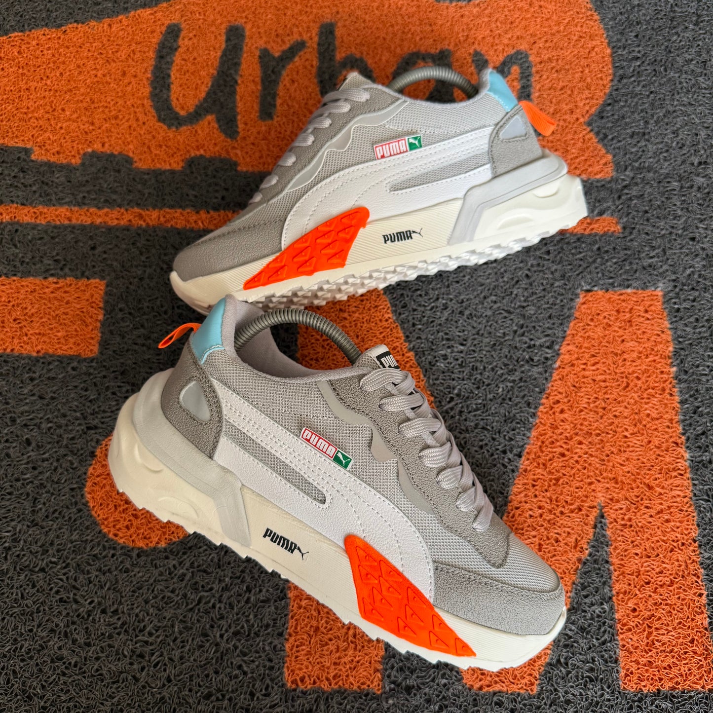 PUMA FUTURE GRIS X NARANJA