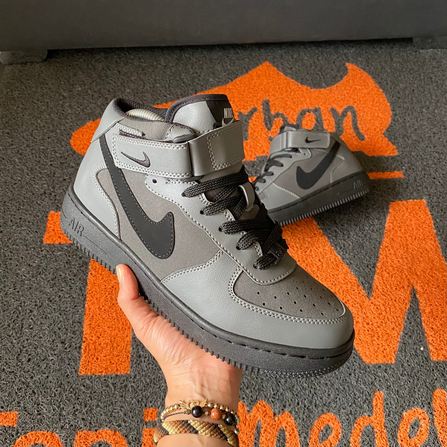 BOTA AF1 GRIS X NEGRO