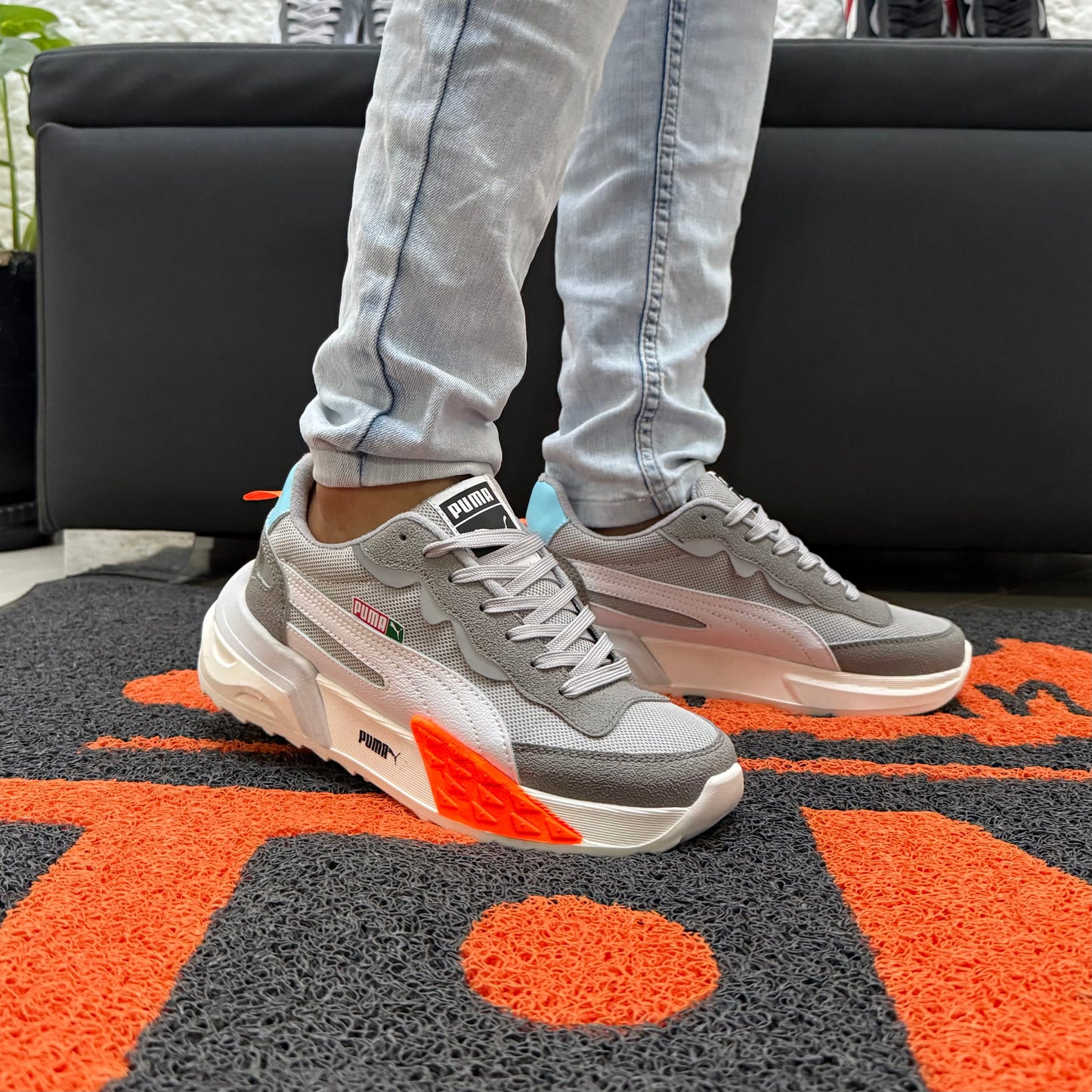 PUMA FUTURE GRIS X NARANJA