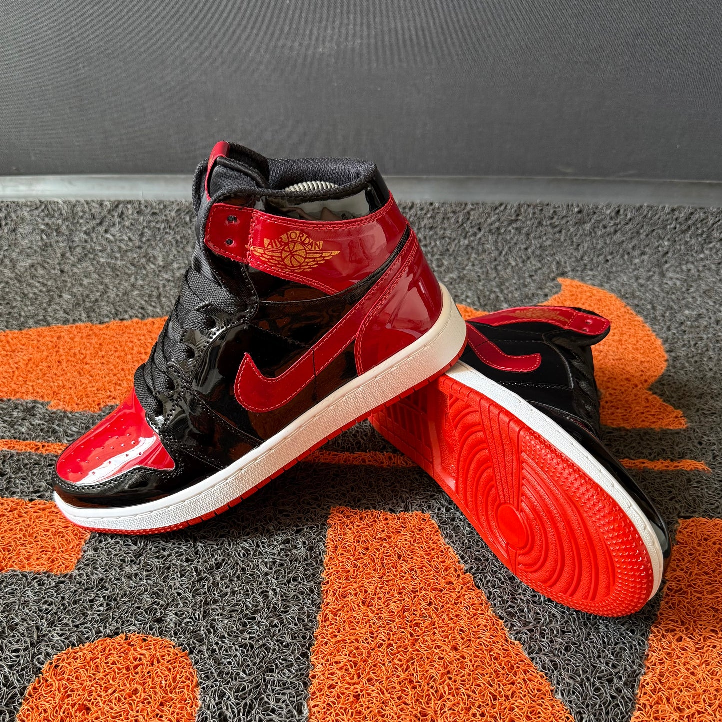 RETRO 1 NEGRO X ROJO
