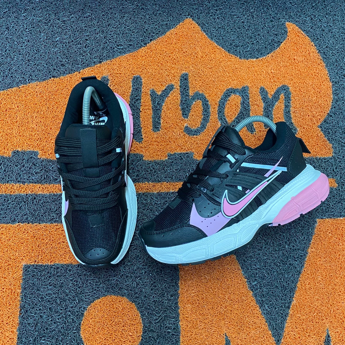 NIKE V2K RUN NEGRO X ROSADO