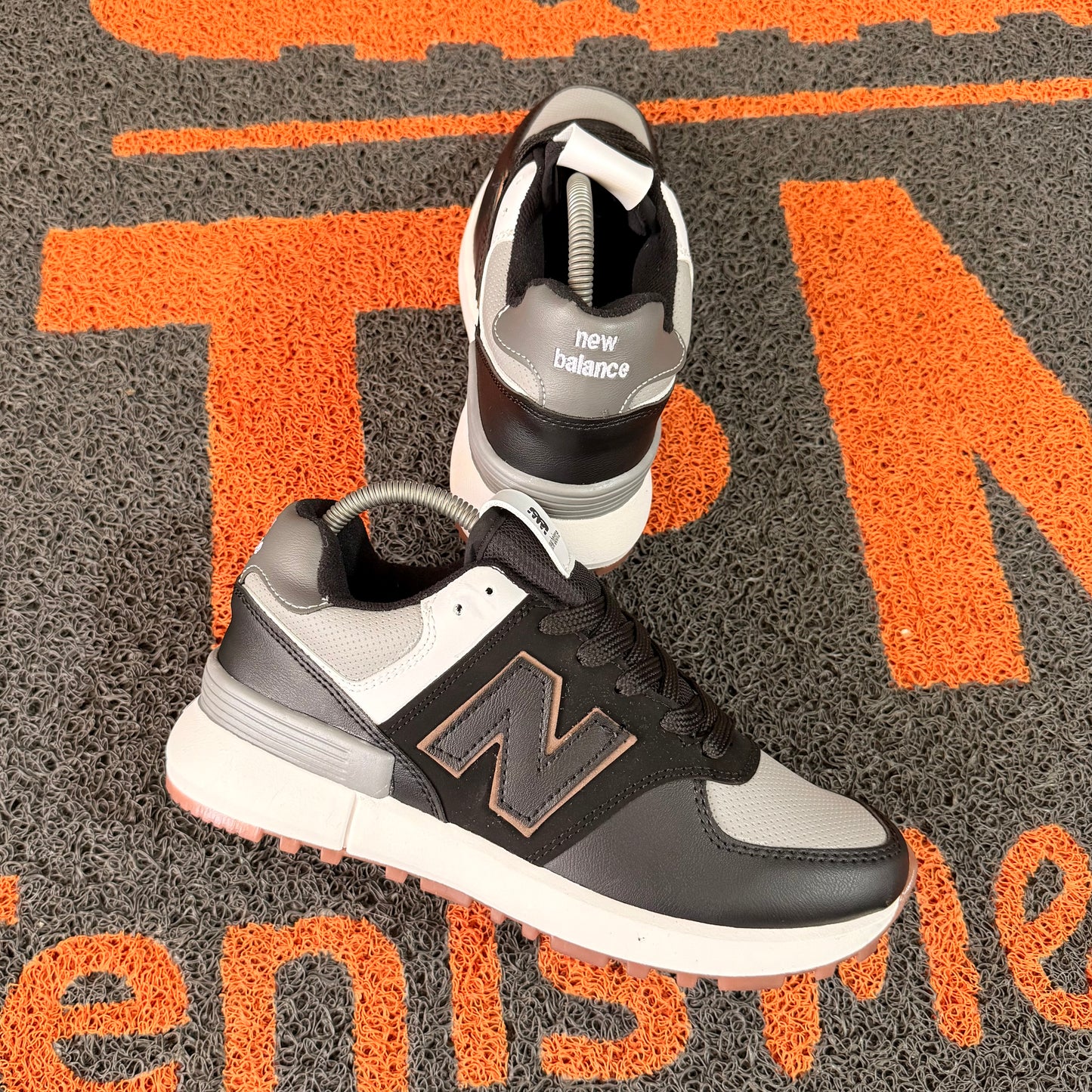 NEW BALANCE NEGRO X GRIS