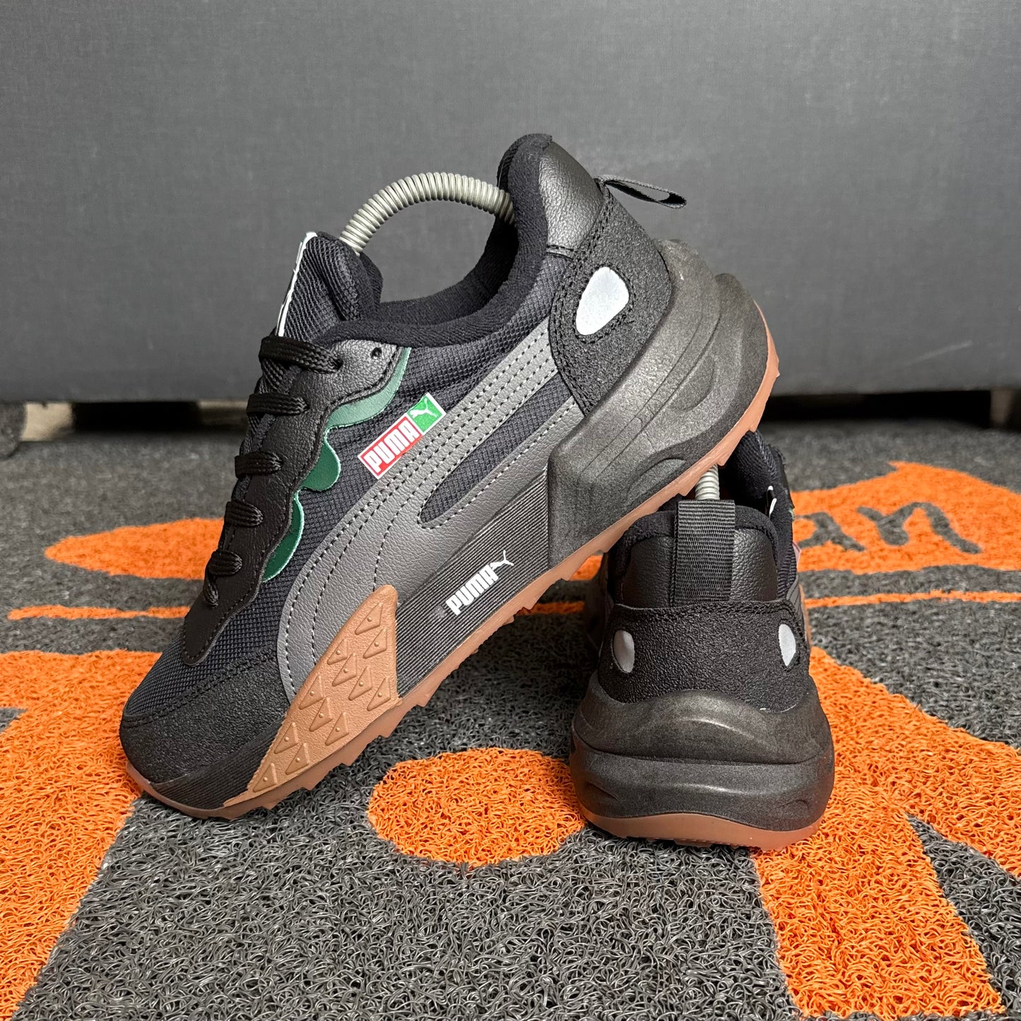 PUMA FUTURE NEGRO SUELA CAFÉ