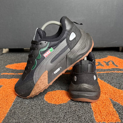 PUMA FUTURE NEGRO SUELA CAFÉ
