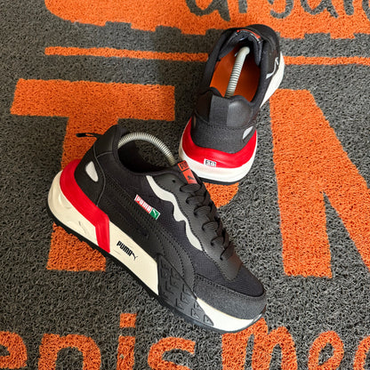 PUMA FUTURE NEGRO X ROJO