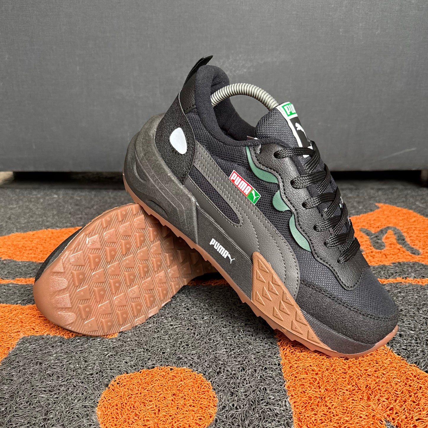 PUMA FUTURE NEGRO SUELA CAFÉ