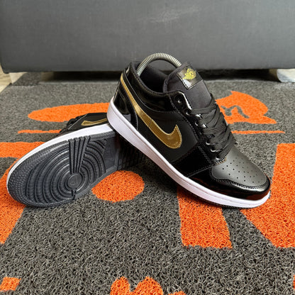 JORDAN RETRO 1 NEGRO X DORADO