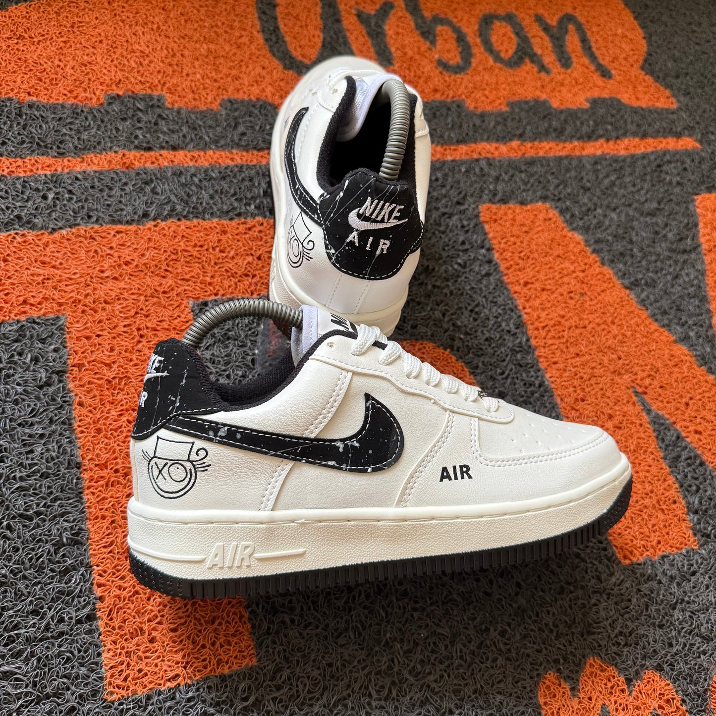 AF1 BLANCO MARFIL X NEGRO GRAFFITI