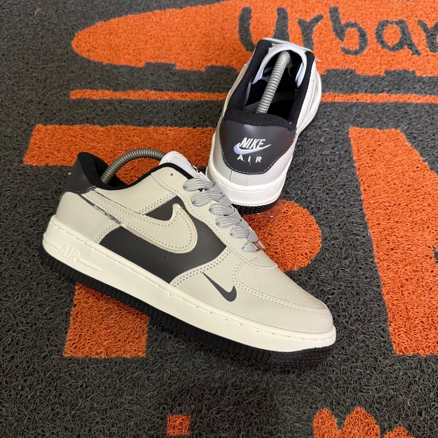 AF1 GRIS X NEGRO HUELLA NEGRA