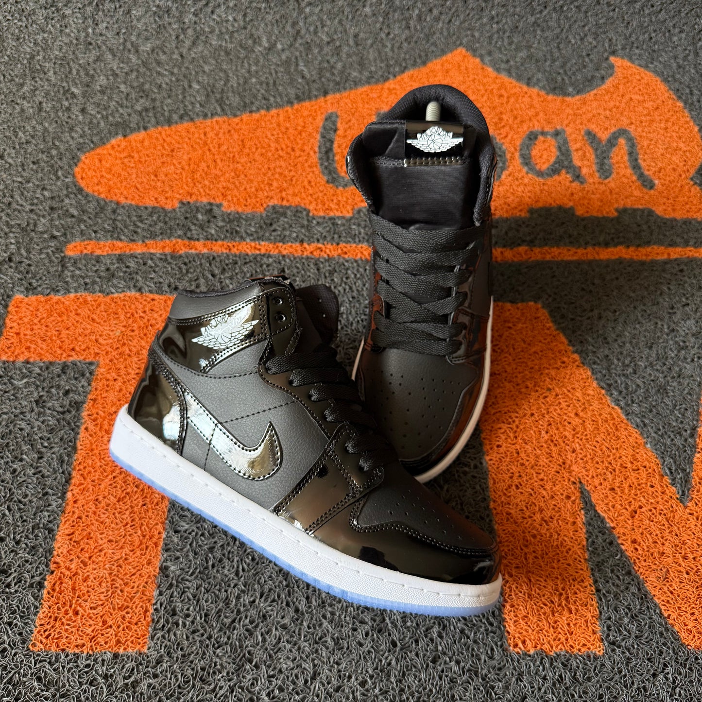 RETRO 1 NEGRO SUELA AZUL