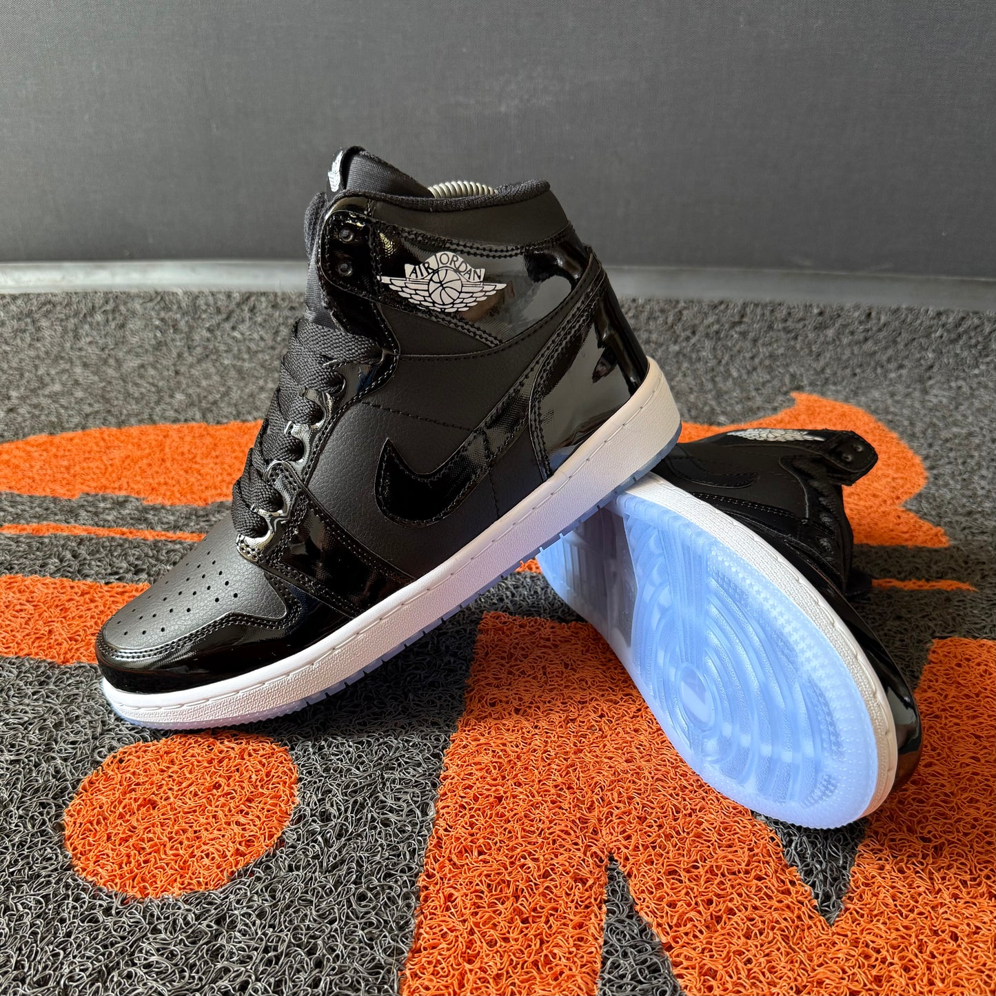 RETRO 1 NEGRO SUELA AZUL