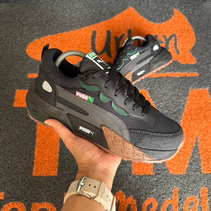 PUMA FUTURE NEGRO SUELA CAFÉ