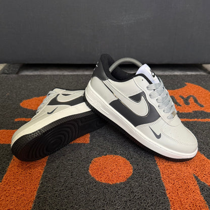 AF1 GRIS X NEGRO HUELLA NEGRA