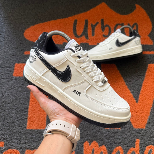 AF1 BLANCO MARFIL X NEGRO GRAFFITI