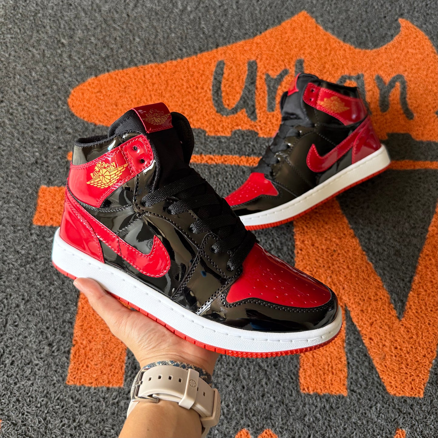RETRO 1 NEGRO X ROJO