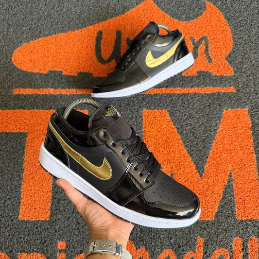 JORDAN RETRO 1 NEGRO X DORADO