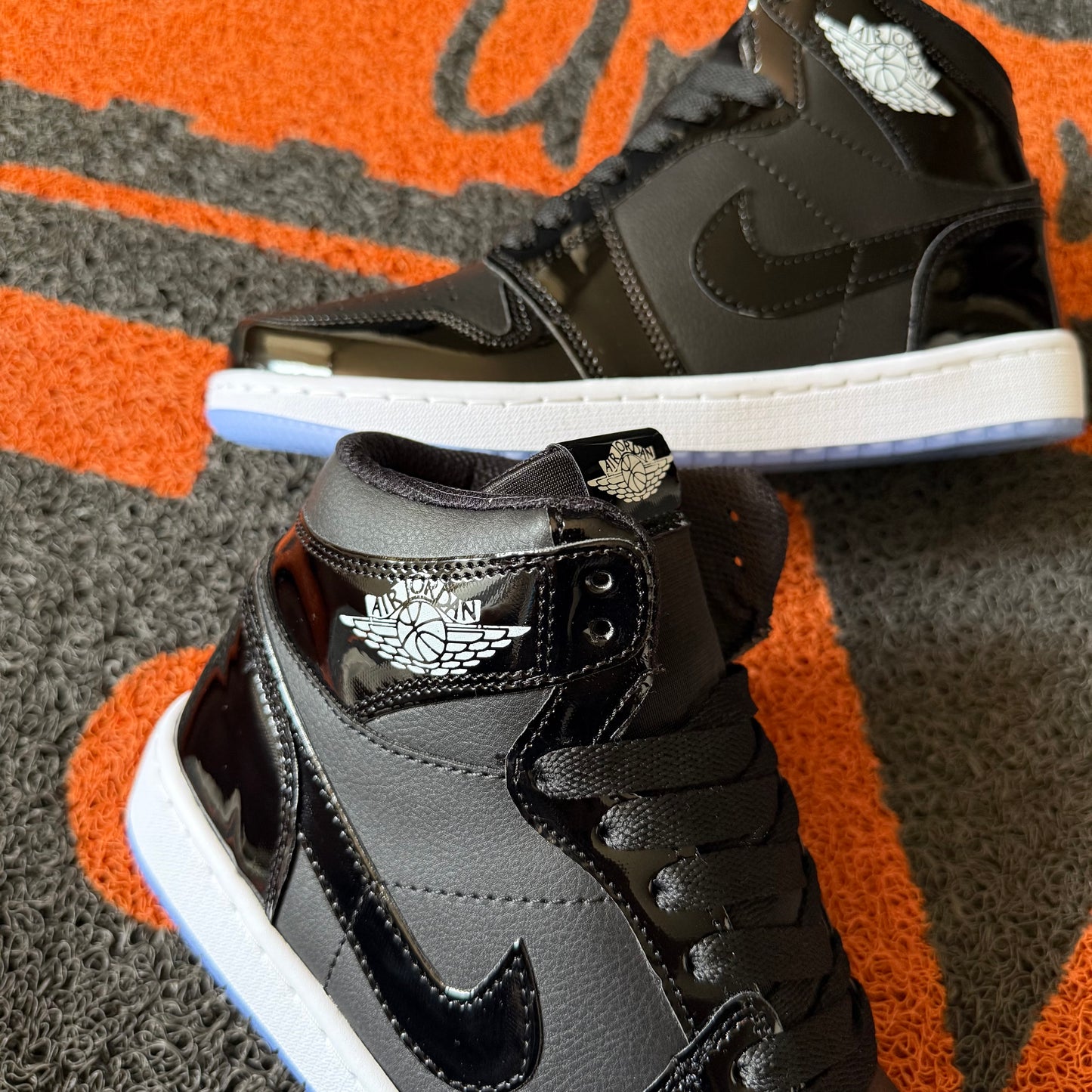 RETRO 1 NEGRO SUELA AZUL