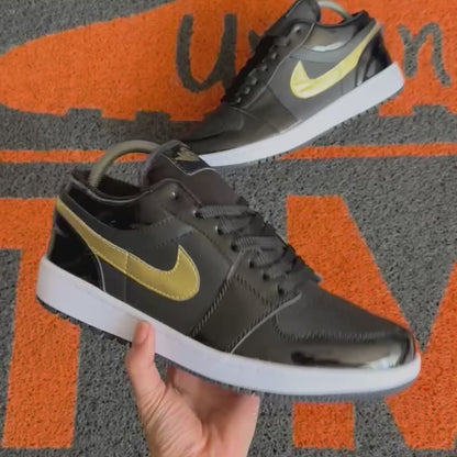 JORDAN RETRO 1 NEGRO X DORADO