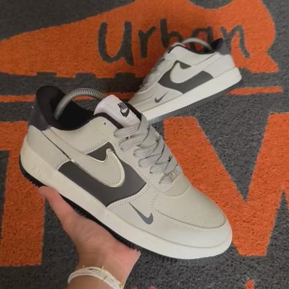 AF1 GRIS X NEGRO HUELLA NEGRA